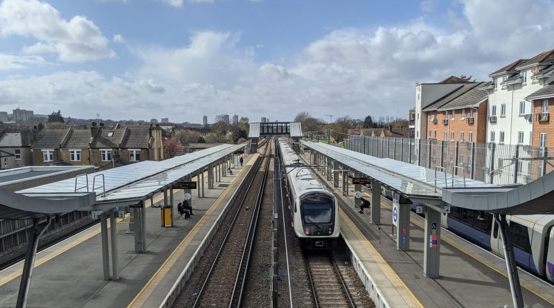 Elizabeth line service increase on Canary Wharf branch confirmed ...